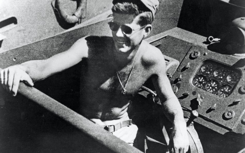 John F. Kennedy na pokładzie łodzi torpedowej, którą dowodził na południowo-zachodnim Pacyfiku w cza