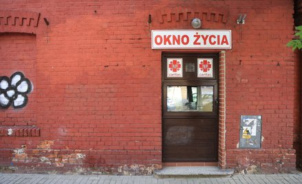 Okno życia przy ulicy Hożej w Warszawie