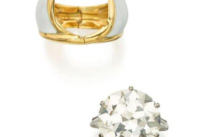 Diamentowy (12,92 karatów) pierścionek Cartiera z "futerałem" ze złota. Około 100-150 tys. dolarów
