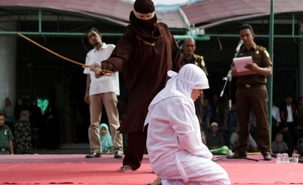 Indonezja: 100 batów za cudzołóstwo