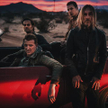 Iggy Pop i jego muzycy siedzący w samochodzie (od lewej): Joshua Homme, Dean Fertita i Matt Helders