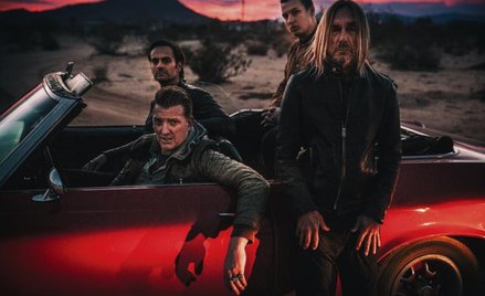 Iggy Pop i jego muzycy siedzący w samochodzie (od lewej): Joshua Homme, Dean Fertita i Matt Helders