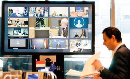 Minister finansów Holandii Wopke Hoekstra nie tylko wyklucza euroobligacje, ale chce też, aby pomoc 