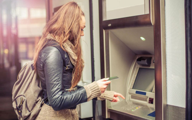 Wypłata z bankomatu może kosztować