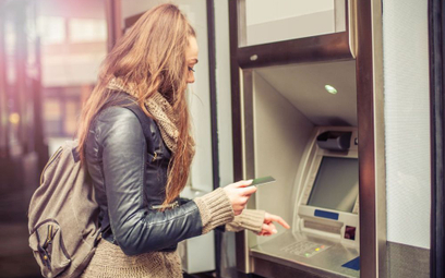 Wypłata z bankomatu może kosztować