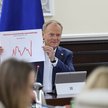 Donald Tusk prezentuje wykres przedstawiający wzrost dochodu rozporządzalnego