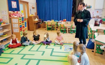 Mecenas Tomasz Wiliński opowiada dzieciom o tym, kim jest prawnik