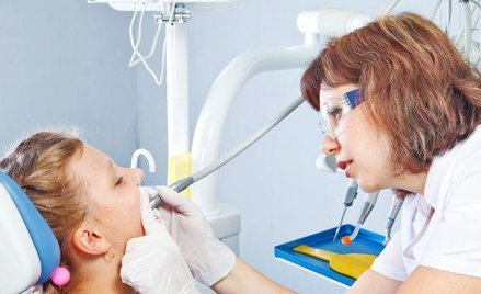 Dzieci mają próchnicę, bo przepisy wyeliminowały dentystów ze szkół