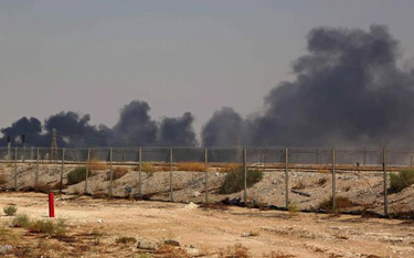 Płonący zakład przetwarzania ropy w Abqaiq. Fabryka została ostrzelana z dronów oraz pociskami manew
