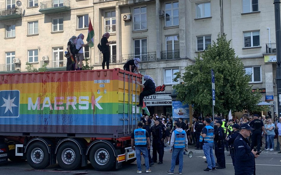 Protestujący schodzący z kontenera Maersk po negocjacjach z policją, używając do tego lin
