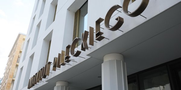 Prokurrent szwajcarskiego oddziału Instytutu Pileckiego powiązany z Pandora Papers