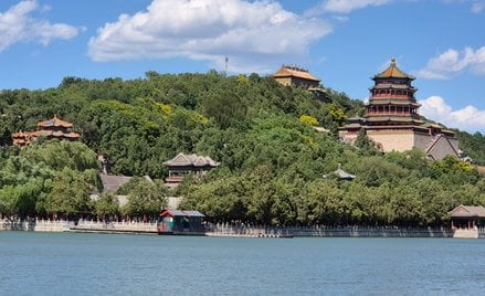 Pałac Letni w Pekinie (Yiheyuan) nad brzegiem sztucznego jeziora Kunming