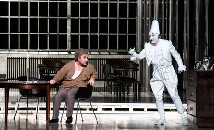 Ludovic Tézier (Hamlet) i  Clive Bayley (Duch ojca) w paryskim „Hamlecie w reż. Krzysztofa Warlikows