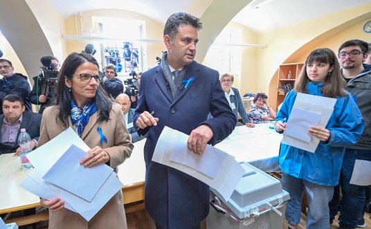Lider opozycji Péter Márki-Zay wraz z rodziną głosował w Hódmezővásárhely