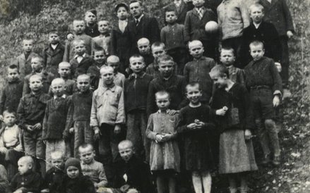 Sieroty w Pieskowej Skale tuż po obcięciu włosów. Chłopiec w drugim rzędzie pierwszy z lewej (siedzi
