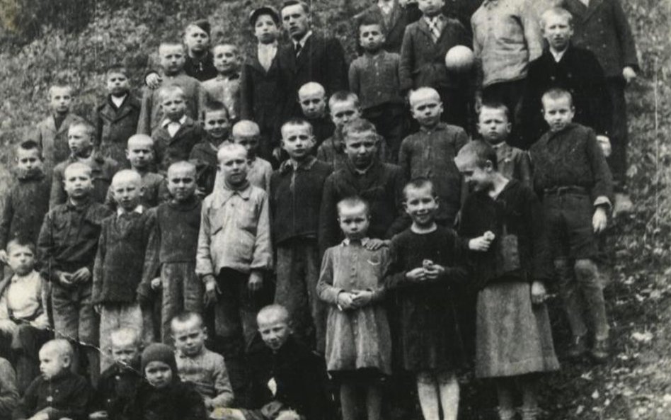 Sieroty w Pieskowej Skale tuż po obcięciu włosów. Chłopiec w drugim rzędzie pierwszy z lewej (siedzi