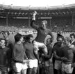 Kapitan Anglików Bobby Moore z Pucharem Świata na stadionie Wembley.