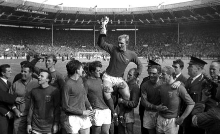 Kapitan Anglików Bobby Moore z Pucharem Świata na stadionie Wembley.