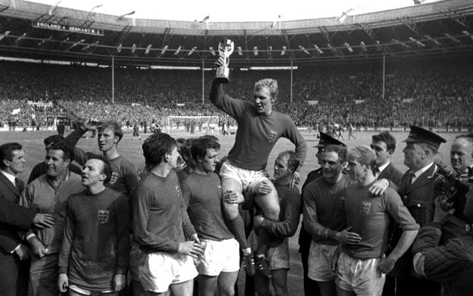 Kapitan Anglików Bobby Moore z Pucharem Świata na stadionie Wembley.