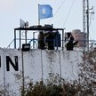 Członkowie sił pokojowych ONZ (UNIFIL) na dachu wieży obserwacyjnej w mieście Marwahin w południowym