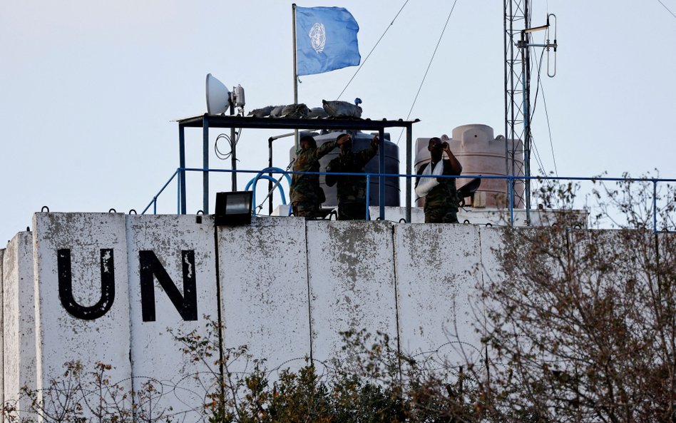 Członkowie sił pokojowych ONZ (UNIFIL) na dachu wieży obserwacyjnej w mieście Marwahin w południowym