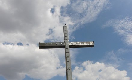 W Boże Narodzenie ścięli krzyże. Ksiądz mówi o satanistach