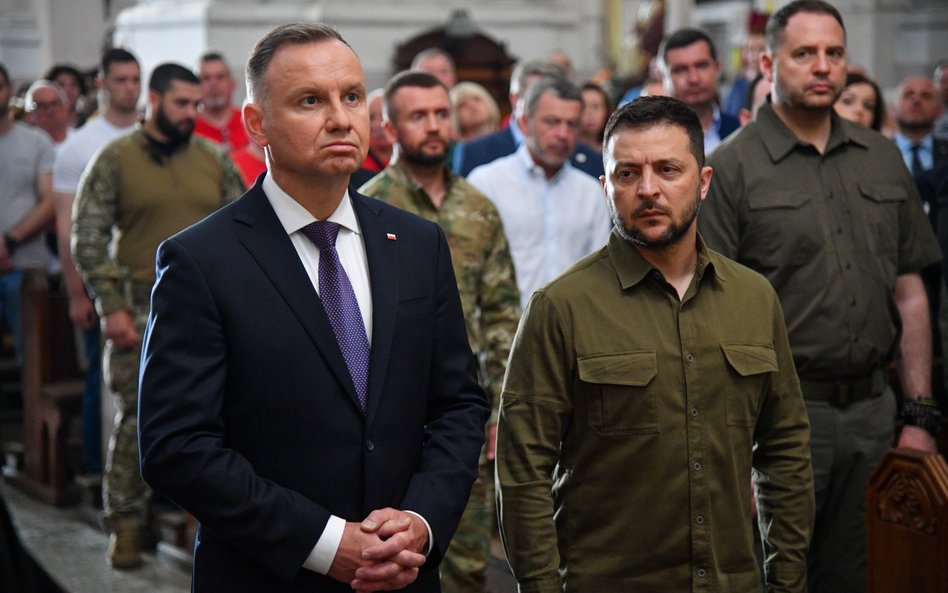 Prezydenci Andrzej Duda i Wołodymyr Zełenski w katedrze śś. Apostołów Piotra i Pawła w Łucku