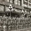 Żołnierze 39. Pułku maszerujący w maseczkach ulicami Seattle podczas pandemii grypy hiszpanki, 1918 