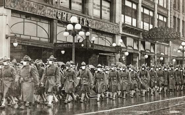 Żołnierze 39. Pułku maszerujący w maseczkach ulicami Seattle podczas pandemii grypy hiszpanki, 1918 