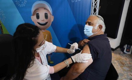 Szczepienie trzecią dawką szczepionki na COVID-19 w Izraelu