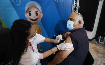 Szczepienie trzecią dawką szczepionki na COVID-19 w Izraelu
