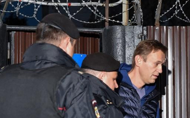 Policja zatrzymuje Nawalnego tuż po wyjściu z aresztu