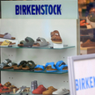 Słaby debiut klapków Birkenstock w Nowym Jorku