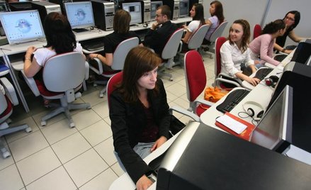 Studenci podczas zajęć m.in. z psychologii Internetu, poznają techniki i metody badań społecznych w 