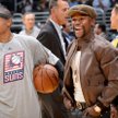 Floyd Mayweather jr (w środku) na razie głównie bywa, ale przed walką z Manny’m Pacquiao te przyjemn