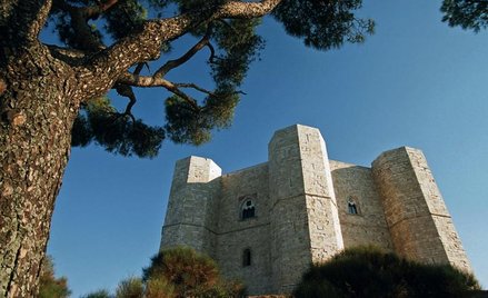 Zamek Castel del Monte w Apulii zbudowany z rozkazu Fryderyka II