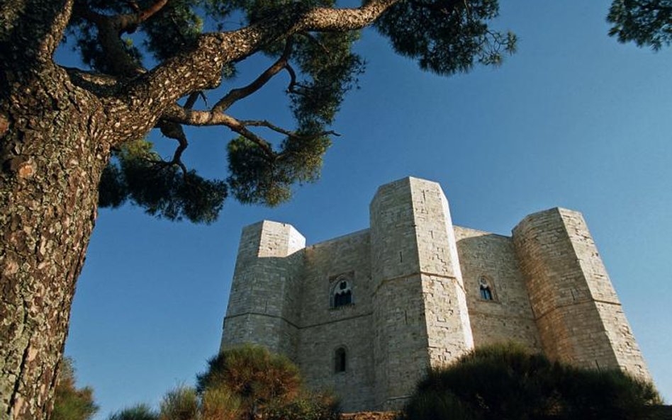 Zamek Castel del Monte w Apulii zbudowany z rozkazu Fryderyka II