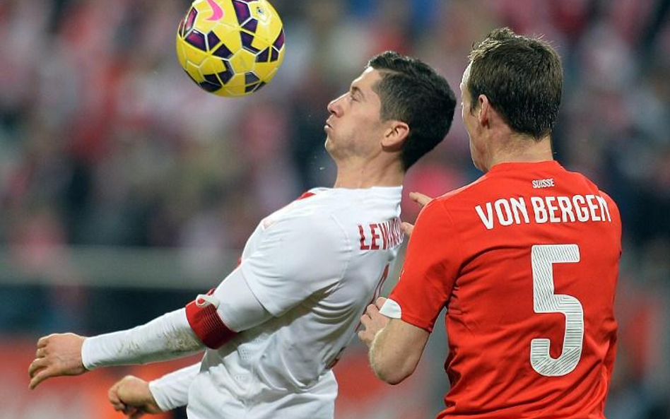 Robert Lewandowski i zawodnik Szwajcarii Steven von Bergen