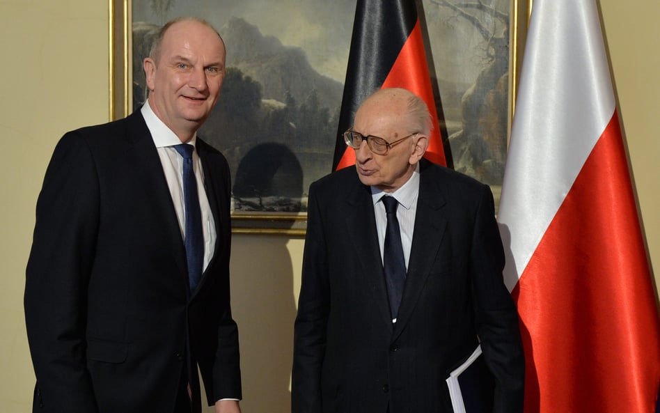 Władysław Bartoszewski (z prawej) podczas spotkania z koordynatorem ds. polsko-niemieckiej współprac
