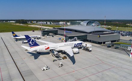 Na rzeszowskim lotnisku Jasionka co trzeci pasażer pochodzi z Ukrainy. Na podróżach Ukraińców zarabi