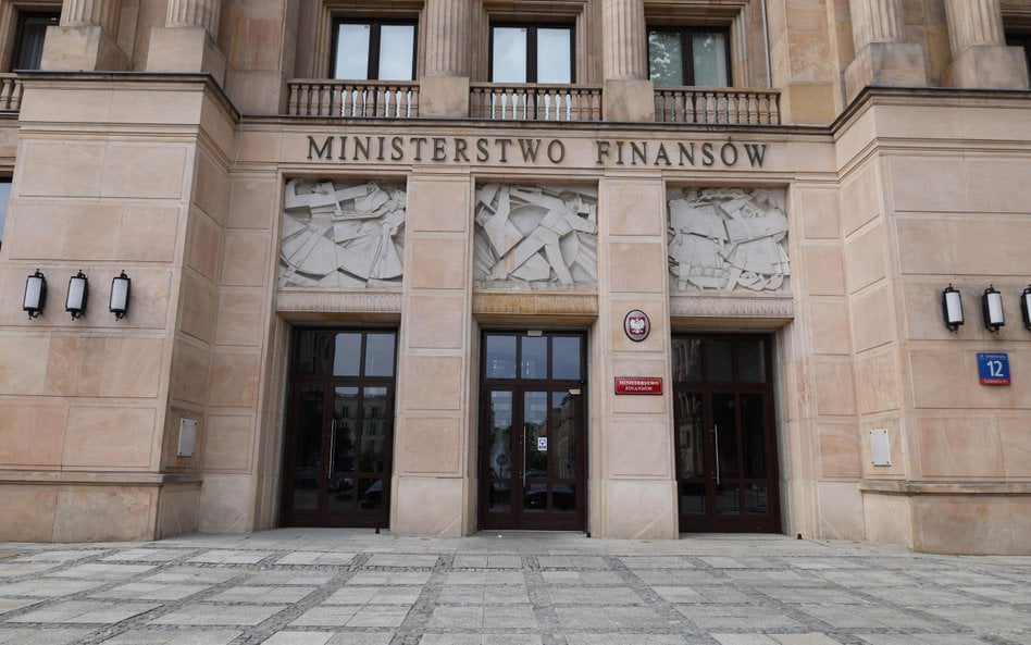 Najwięcej wniosków o przeliczenie stażu pracy wpłynęło w Ministerstwie Finansów  - złożyło je 295 pr