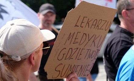 Lekarz z ochroną policji. Państwo skapitulowało wobec hejtu antyszczepionkowców