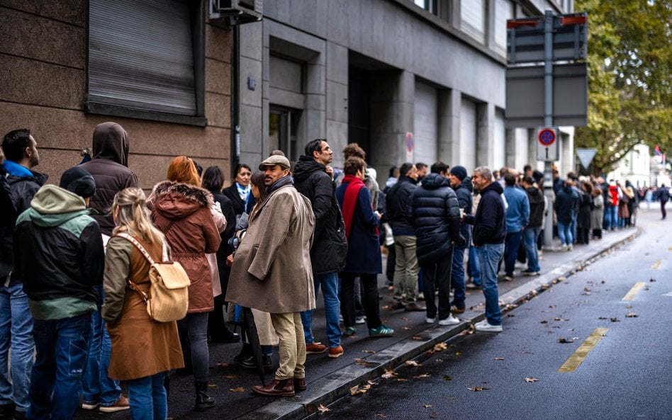 Przedterminowe wybory parlamentarne w Serbii. Na zdjęciu kolejka do lokalu wyborczego
