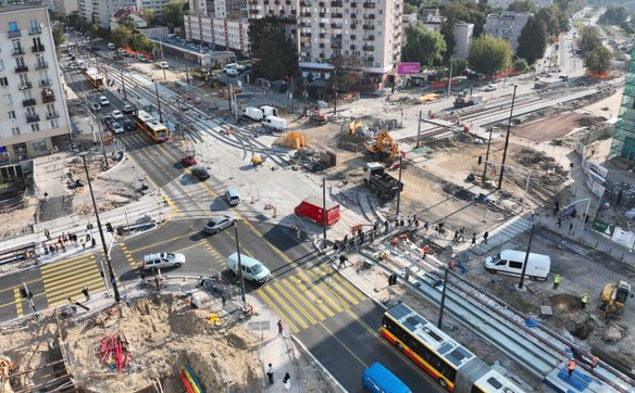 Na kluczowym skrzyżowaniu ulic Grójeckiej, Bitwy Warszawskiej 1920 r. i Banacha powstała już połowa 