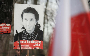 Portret „Inki” niesiony przez uczestników Marszu Pamięci Żołnierzy Wyklętych, 1 marca 2015, Kraków