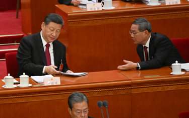 Prezydent Chin Xi Jinping (L)  i premier Li Qiang (P)