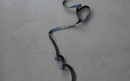 Still Life. Blue [Martwa natura. Niebieska] 2013 Guma/Rubber 190 x 30 x 7 cm Dzięki uprzejmości arty