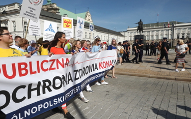 Medycy protestują w Warszawie. "System klejony taśmą"