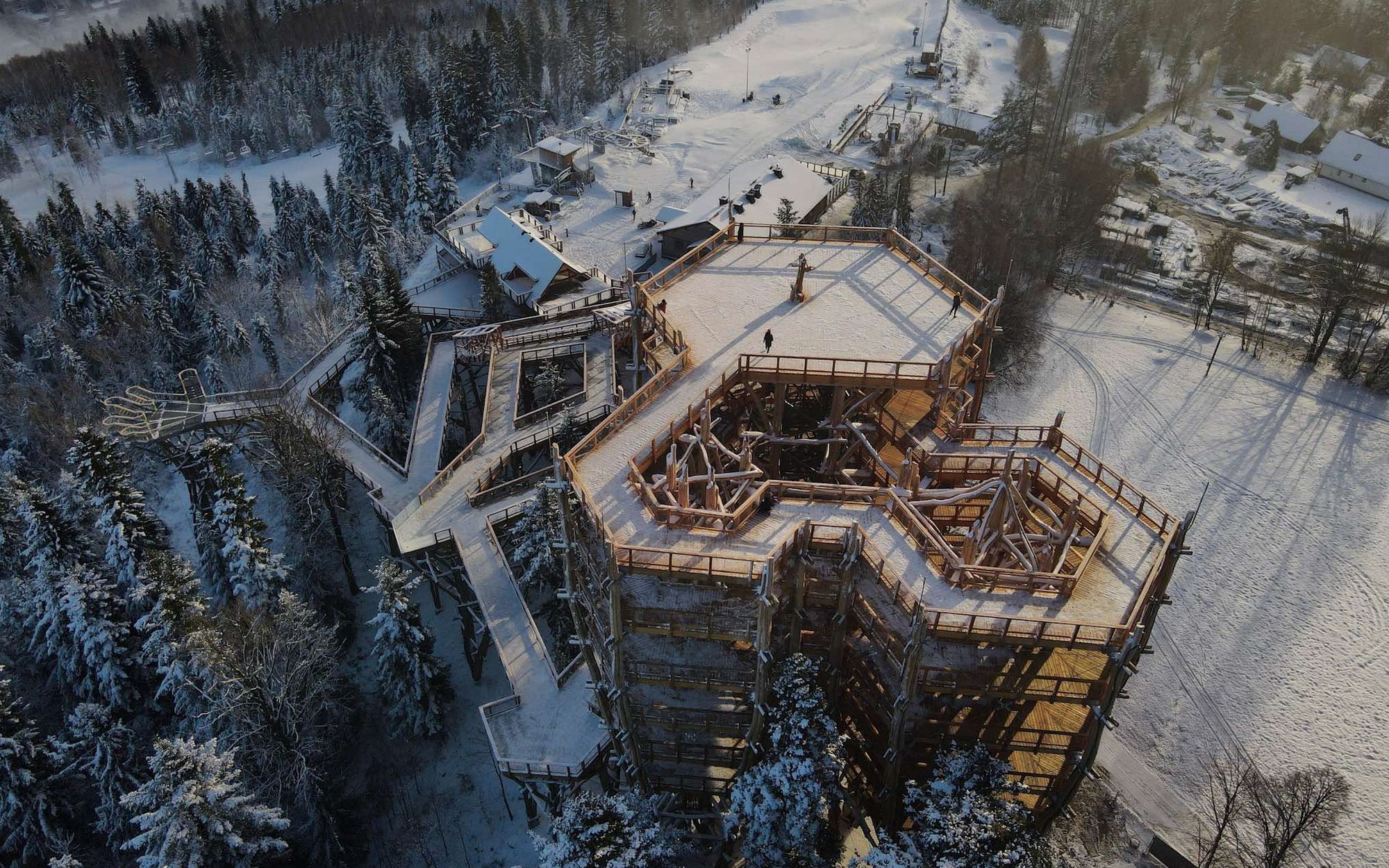 W Wiśle otwiera się wieża widokowa. Ogromny taras na szczycie, balkony w kształcie dłoni