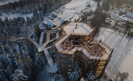 Nowa wieża widokowa w górach. Ogromny taras na szczycie, balkony jak dłonie